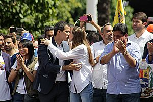 Juan Guaidó dandole un beso a su esposa - Marcha del 02 de Febrero del 2019