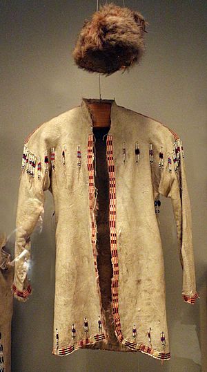 Alaska, copricapo e giacca in pelle di caribù, da ingalik athapaskans e dal fiume yukon.jpg