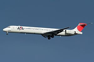 McDonnell Douglas MD-90-30, Japan Airlines - JAL AN2020984.jpg