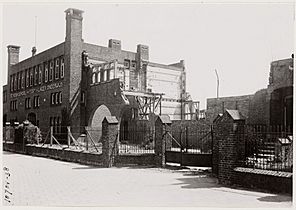 Sint Rosaschool na het bombardement op de Fokkerfabrieken (1943)