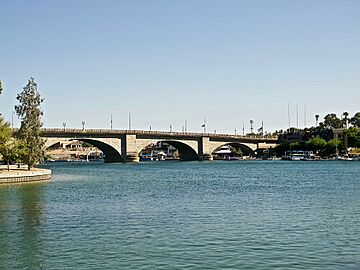 The London Bridge in Lake Havasu City (27698161465)