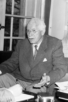Interview with C. G. Jung in Küsnacht (Carl Gustav Jung), Swiss psychiatrist, depth psychologist 5