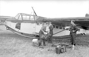 Bundesarchiv Bild 101I-567-1519-18, Italien, Lastensegler DFS 230 auf Flugplatz