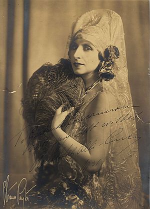 Amelita Galli-Curci, soprano, 1931 - photograph by Strauss Peyton (4329642836)