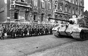 Bundesarchiv Bild 101I-680-8283A-12A, Budapest, marschierende Pfeilkreuzler und Panzer VI