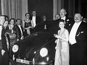 Bundesarchiv Bild 183-E01426, Ferdinand Porsche, Heinrich George mit VW