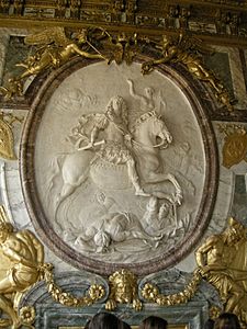 Versailles, sala della guerra, stucco con luigi XIV di Antoine Coysevox