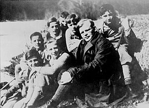 Bundesarchiv Bild 183-R0211-316, Dietrich Bonhoeffer mit Schülern