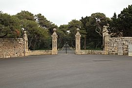 Malta - Siggiewi - Triq il-Buskett - Verdala Palace gate 01 ies