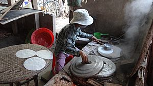 Viernam - An Hoi islet - fabrication de galette de riz (6)