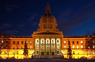 Alberta Legislature Building at night.jpg