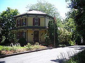 Octagon House (Barrington, IL) 02