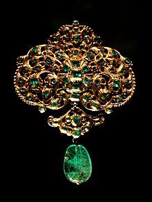 Spanish jewellery-Gold and emerald pendant at VAM-01