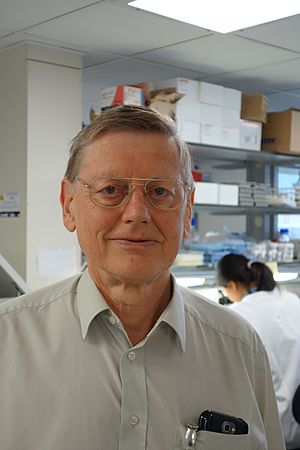 Stephen Bloom in lab 2013.jpg