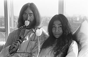 John Lennon en zijn echtgenote Yoko Ono op huwelijksreis in Amsterdam hielden pe, Bestanddeelnr 922-2301