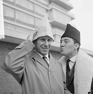 Bobby Charlton en rechts Jimmy Greaves voor het Hiltonhotel te Amsterdam, Bestanddeelnr 917-2184