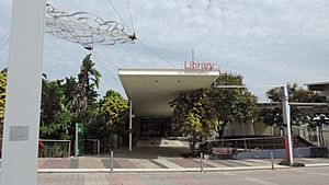 Gladstone City Library entrance, 39 Goondoon Street, 2014