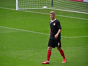 Andreas Cornelius warming up for Cardiff City