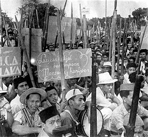 COLLECTIE TROPENMUSEUM 'Javaanse Revolutionairen strijden voor onafhankelijkheid. Ze zijn voor het merendeel bewapend met bamboesperen de enkele geweren zijn afkomstig van Japanners' TMnr 10001495