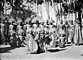 COLLECTIE TROPENMUSEUM Groep Balinese danseressen met op de voorgrond een man verkleed als de legendarische vogel Garoeda TMnr 10004672