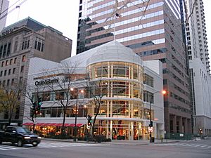 Crate & Barrel at 646 N Michigan Ave, Chicago