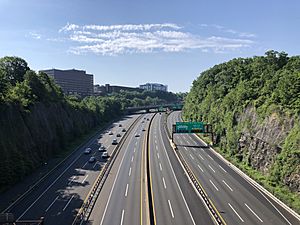 2021-06-06 09 31 15 View north along Interstate 95 (Bergen-Passaic Expressway) from the overpass for Edgewood Road in Leonia, Bergen County, New Jersey