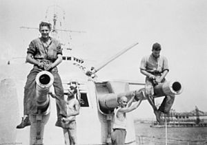 HMASSydneyCrewWithMkXXIIIGuns21July1940