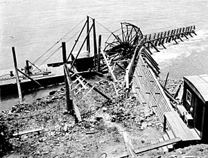 Scow fish wheel on the Columbia River near Skamania, Washington, June 25, 1924 (COBB 202)