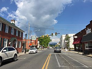 2016-07-19 10 02 11 View south along U.S. Route 11 (King Street) at Holiday Street in Strasburg, Shenandoah County, Virginia