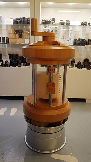 Holzmodell Curta Rechenmaschine