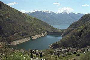 Lago di Vogorno Mergoscia.jpg