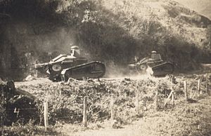 Revolução Constitucionalista de 1932 - Carros de assalto avançando para o cambte no setor de Itaguaré