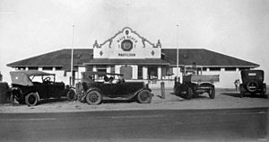 StateLibQld 1 132436 Main Beach Pavilion at Southport, 1935
