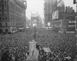 V-J Day in New York City. Crowds gather in Times Square to celebrate the surrender of Japan. - NARA - 531350
