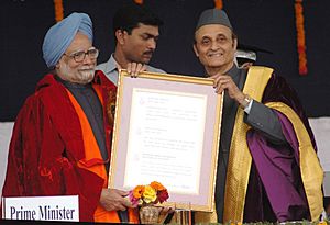 The Chancellor, Banaras Hindu University, Dr. Karan Singh presenting Honorary Doctorate Degree to the Prime Minister, Dr. Manmohan Singh, at the ‘90th Convocation Ceremony’ in Varanasi on March 15, 2008