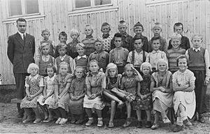 Eurajoen Saaristopiirin koulun opettaja Mauno Koivisto luokkineen 1951-52 (34581092591)