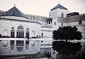 Palais devenu hôpital, ses façades se reflétant dans un bassin sap04 10l00108 p