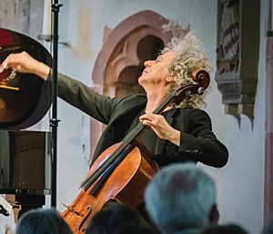 Ensemble mit "Senior" Steven Isserlis bei Chamber Music Connects the World 2018 (cropped).jpg