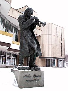 Pomnik Milesa Davisa Kielce 01 ssj 20060304