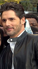 Eric Bana and fan at the 2009 Tribeca Film Festival (cropped)