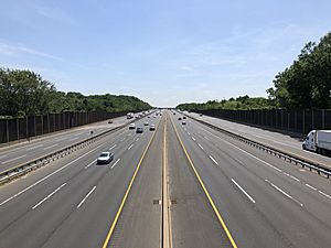 2021-05-25 14 12 44 View south along Interstate 95 (New Jersey Turnpike) from the overpass for Middlesex County Route 606 (South Main Street) in Milltown, Middlesex County, New Jersey