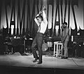 Sammy Davis Jr tijdens optreden in theater Carre, Bestanddeelnr 916-2013