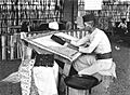COLLECTIE TROPENMUSEUM Een batikker met wasstempels aan het werk op een stand van batikmakerij Tanaabang Batawi TMnr 60018017
