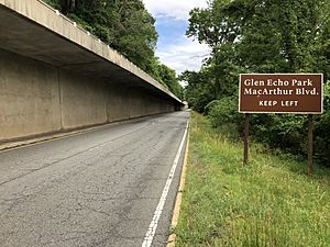 2019-06-18 16 24 12 View southeast along the Clara Barton Parkway between the exit for Cabin John and the exit for MacArthur Boulevard in Glen Echo, Montgomery County, Maryland