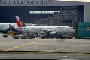 Philippine Airlines Airbus A320-214 RP-C3228 (23761093051)