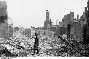 Bundesarchiv Bild 101I-383-0337-11, Frankreich, Calais, deutscher Soldat in Ruinen