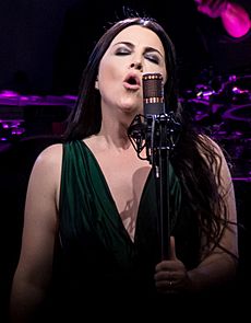 Evanescence 10 15 2017 -15 (38577537252) (cropped)
