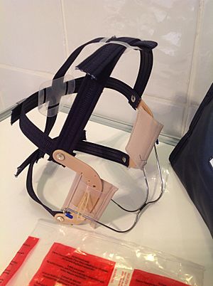 Full orthodontic headgear with headcap and fitting straps