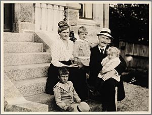 Portrett av Knut Hamsun med familie, Larvik, 1917