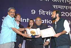 The Minister for Information & Broadcasting and Culture, Shri S. Jaipal Reddy presenting the Golden Peacock Award for the best film by an Asian Director to Mr. Asghar Farhadi